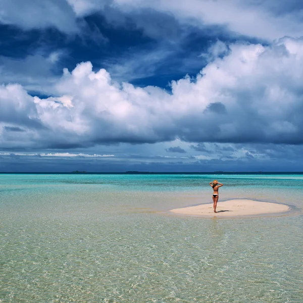 Kvinna på stranden — Stockfoto