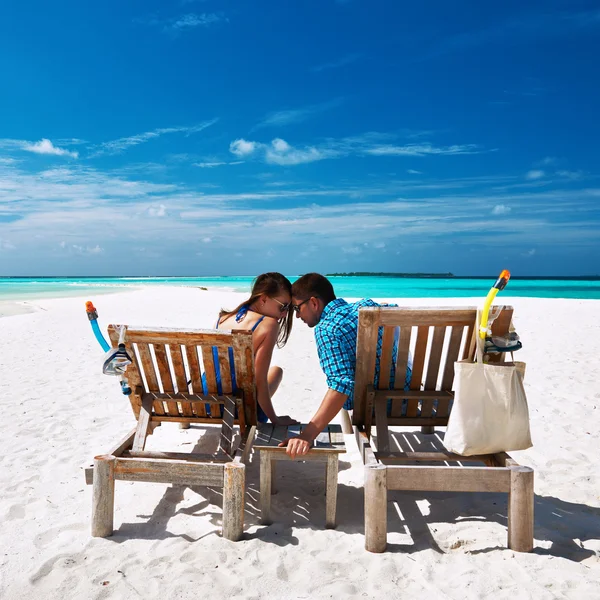 Pareja relajarse en una playa en Maldivas — Foto de Stock