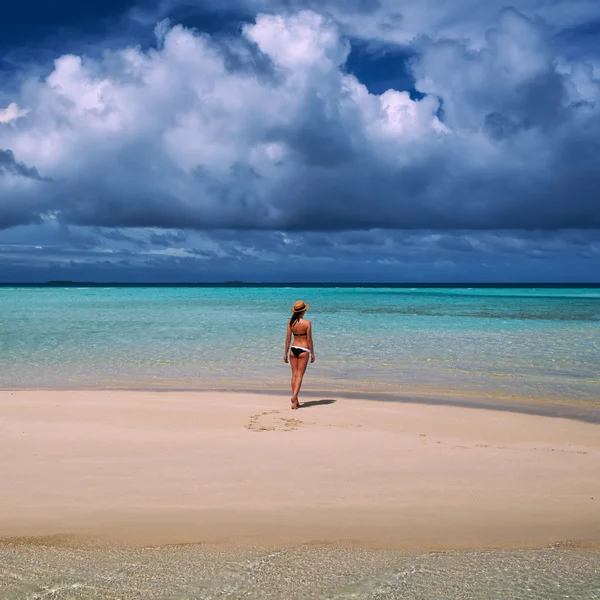Donna in spiaggia — Foto Stock
