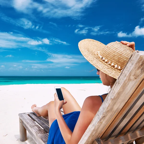 Ung kvinna med TabletPC på stranden — Stockfoto