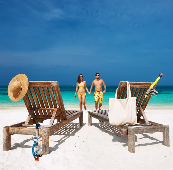 Sarı bir Beach Maldivler de çalışan çift — Stok fotoğraf