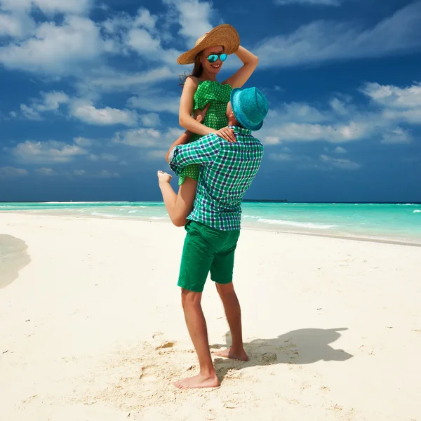 Couple in green on a beach at Maldives — Stock Photo, Image