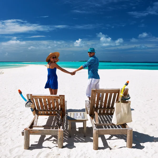 Par i blått på en strand på Maldiverna — Stockfoto