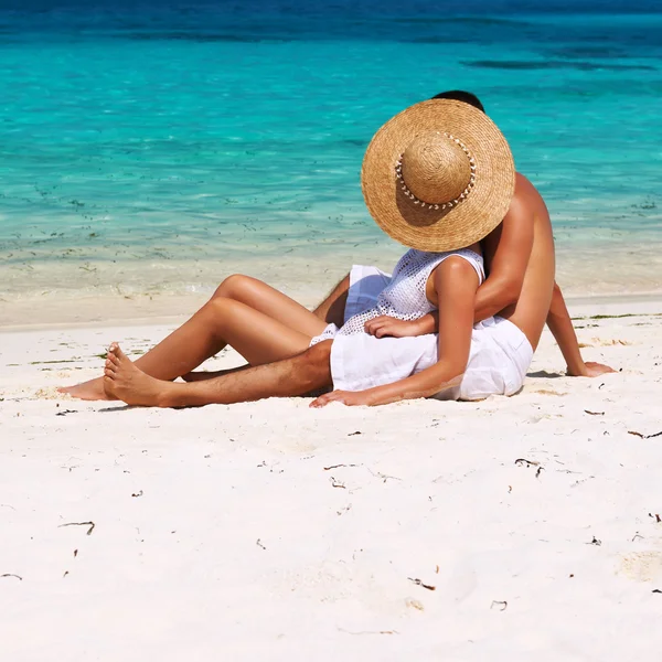 Pár v bílém relaxovat na pláži na Maledivy — Stock fotografie