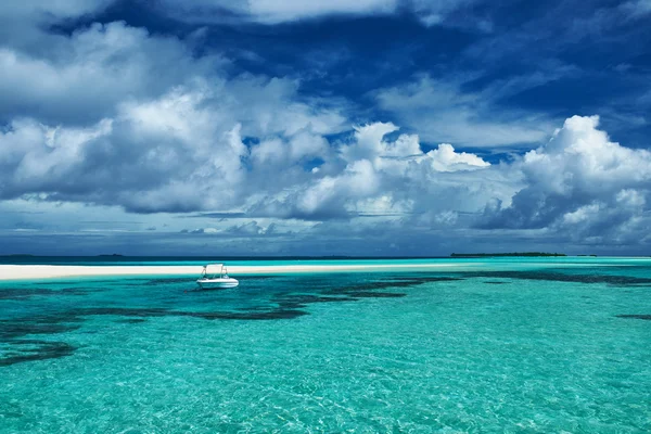 Vacker strand med sandspit på Maldiverna — Stockfoto