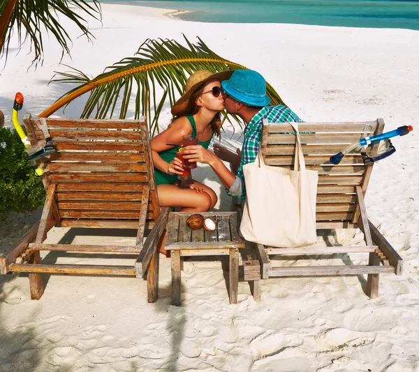 Couple en vert sur une plage aux Maldives — Photo