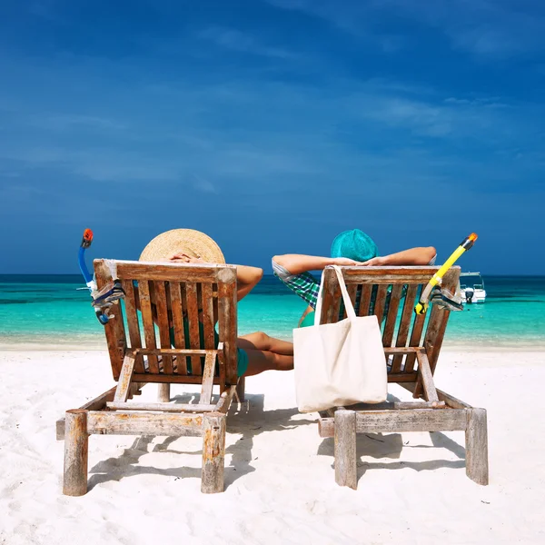 Couple en vert se détendre sur une plage aux Maldives Photo De Stock