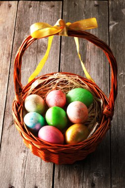 sepetteki renkli Paskalya yumurtaları