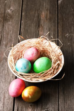 Yuvadaki renkli Paskalya yumurtaları
