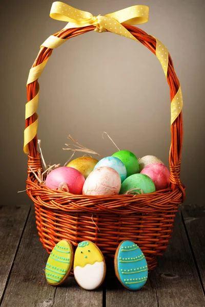 Oeufs de Pâques colorés dans le panier — Photo