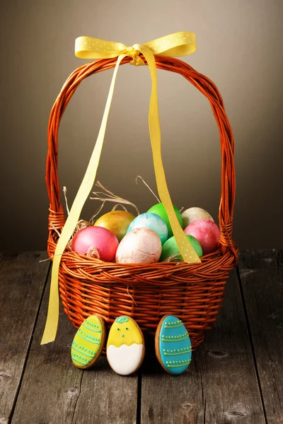 Цветные пасхальные яйца в корзине — стоковое фото