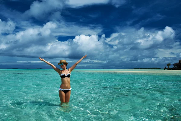 Kvinna på stranden — Stockfoto