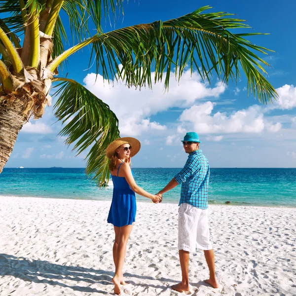 Par i blå kläder på en strand på Maldiverna — Stockfoto