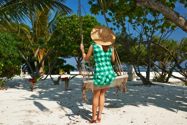 Kvinna i grön klänning på stranden — Stockfoto