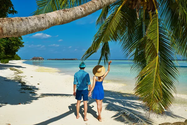 Couple in blue clothes on a beach at Maldives — Stock Photo, Image