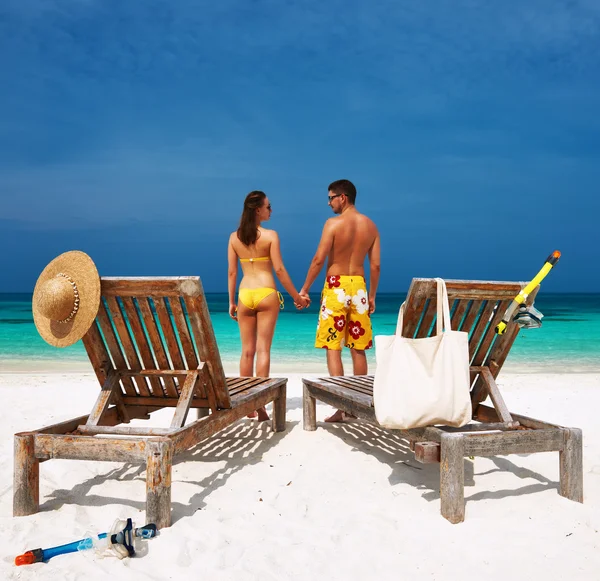 Couple en jaune sur une plage aux Maldives — Photo