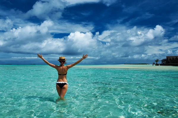 Vrouw aan het strand — Stockfoto