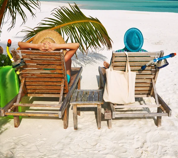 Pareja en verde en una playa en Maldivas —  Fotos de Stock