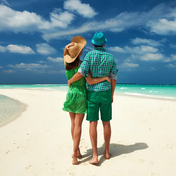 Casal em verde em uma praia em Maldivas — Fotografia de Stock