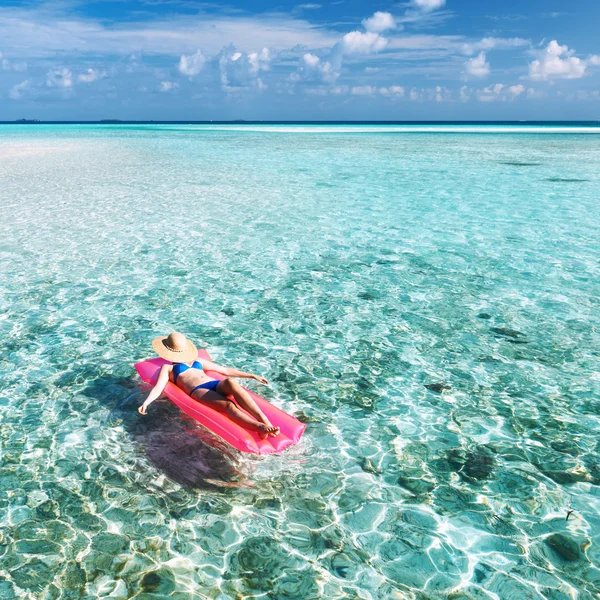 Mulher que relaxa no colchão inflável — Fotografia de Stock