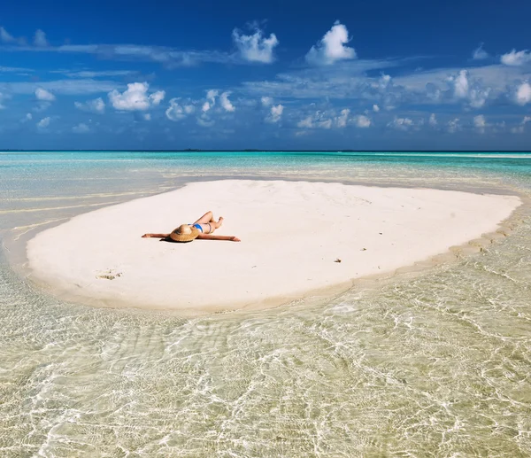 Frau am Strand — Stockfoto