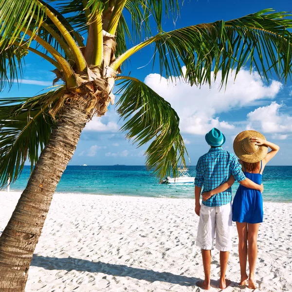 Casal em roupas azuis em uma praia em Maldivas — Fotografia de Stock