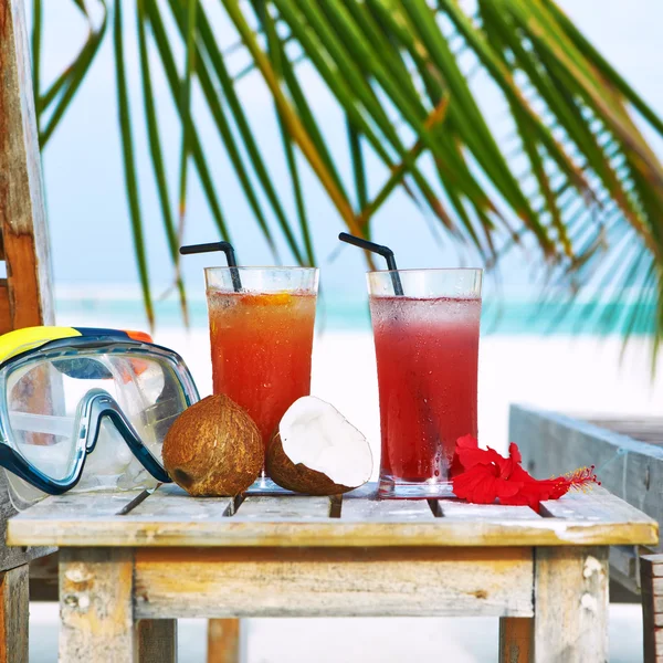 Cocktails at tropical beach — Stock Photo, Image