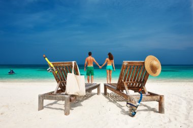 İki yeşil bir Beach Maldivler içinde