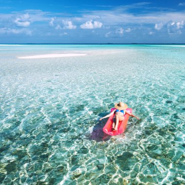 kadın şişme yatak üzerinde rahatlatıcı