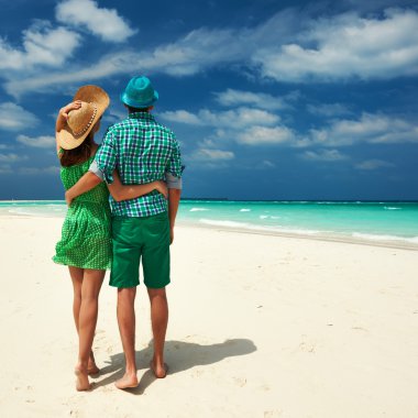 İki yeşil bir Beach Maldivler içinde