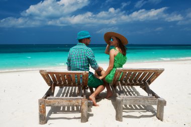 İki yeşil bir Beach Maldivler içinde