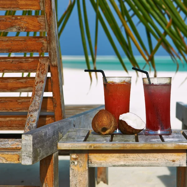 Cocktail sulla spiaggia tropicale — Foto Stock