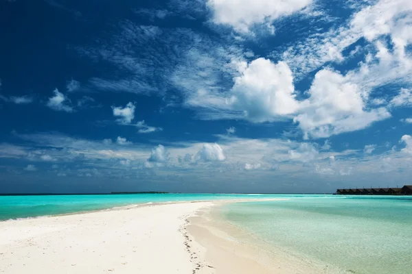 Belle plage avec flèche de sable aux Maldives — Photo