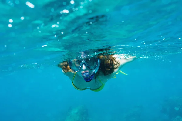 Donna con maschera snorkeling — Foto Stock