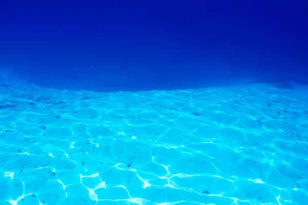 Un fondo de arena blanca en agua clara —  Fotos de Stock