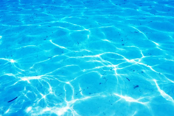 Un fondo de arena blanca en agua clara — Foto de Stock