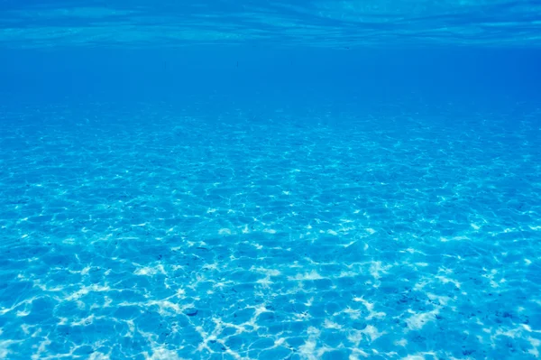 Un fondo de arena blanca en agua clara — Foto de Stock