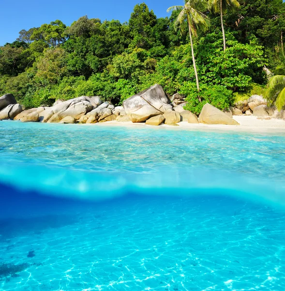 Belle plage avec fond de sable blanc — Photo