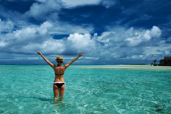 Vrouw aan het strand — Stockfoto