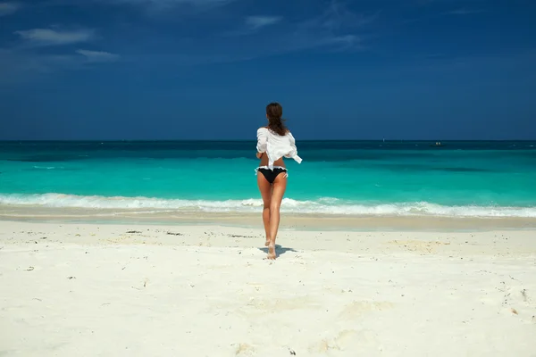 Kvinna på stranden — Stockfoto