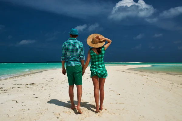 Coppia in verde su una spiaggia alle Maldive — Foto Stock