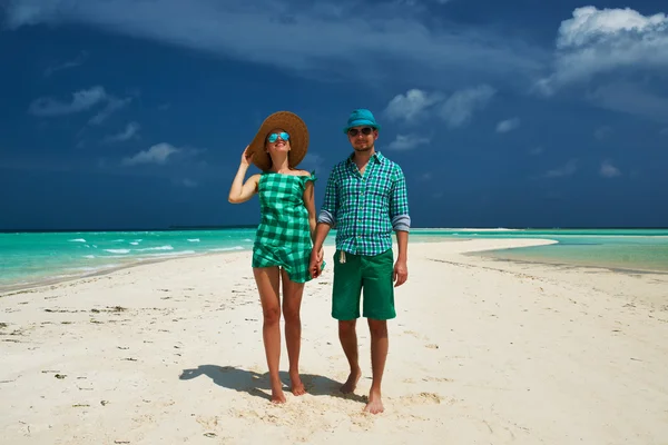 Casal em verde em uma praia em Maldivas — Fotografia de Stock