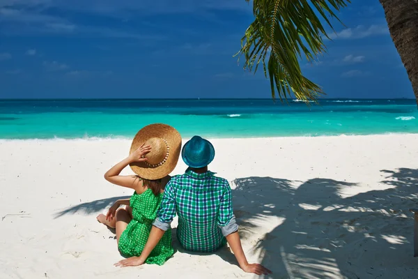 Пара в зелений на пляжі в Мальдіви — стокове фото