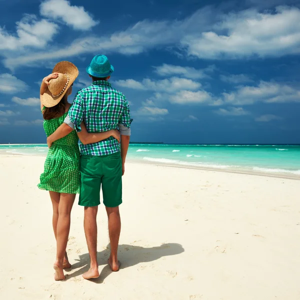 Coppia in verde su una spiaggia alle Maldive — Foto Stock