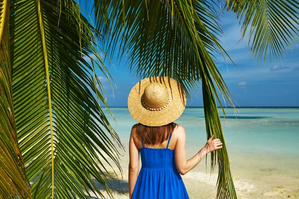 Žena v modrých šatech na pláži na Maledivy — Stock fotografie