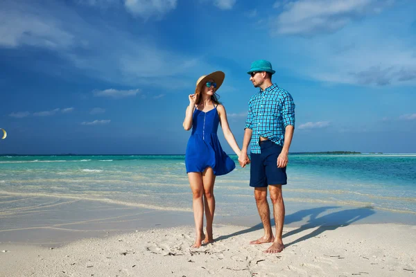 Couple in blue on a beach at Maldives — Stock Photo, Image