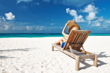 kadın kumsalda okuma