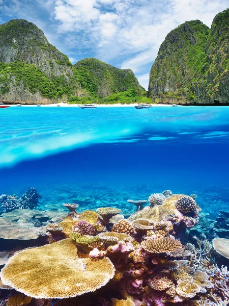Лагуна с коралловым рифом — стоковое фото
