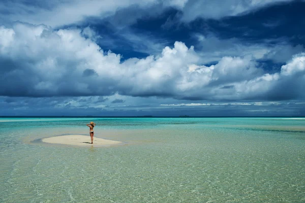 Vrouw aan het strand — Stockfoto