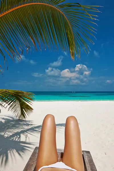 Vrouw aan het strand — Stockfoto